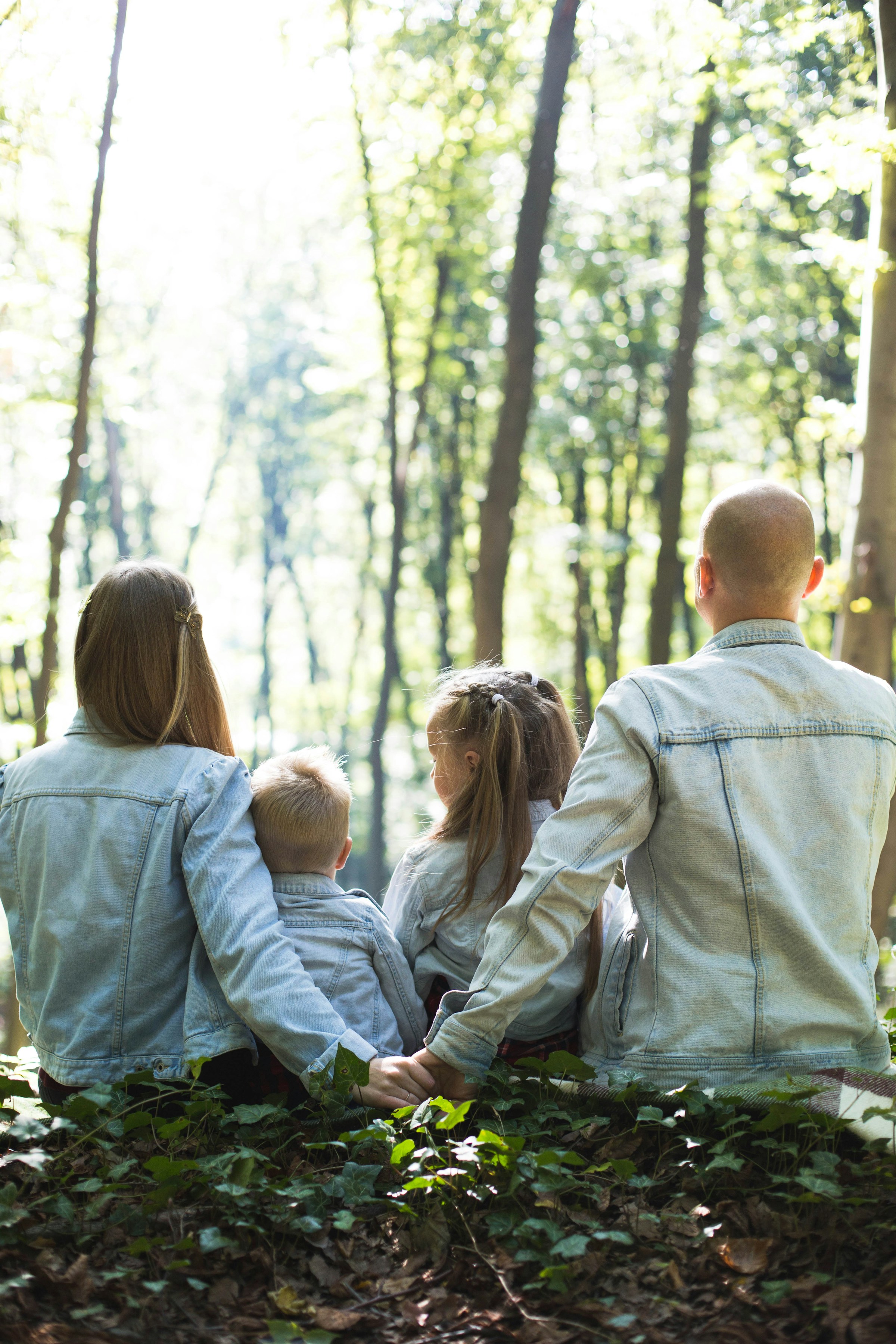 En familie på tur i skoven